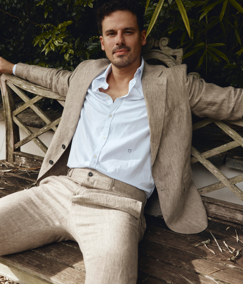 Massimo Alba Men's slim-fit flat-front linen trousers with a straight-leg cut, offering a polished yet relaxed look. Crafted from 100% breathable linen for effortless sophistication. Made in Italy.