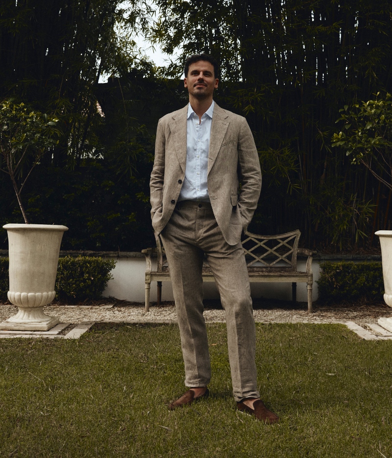 Massimo Alba Men's slim-fit flat-front linen trousers with a straight-leg cut, offering a polished yet relaxed look. Crafted from 100% breathable linen for effortless sophistication. Made in Italy.