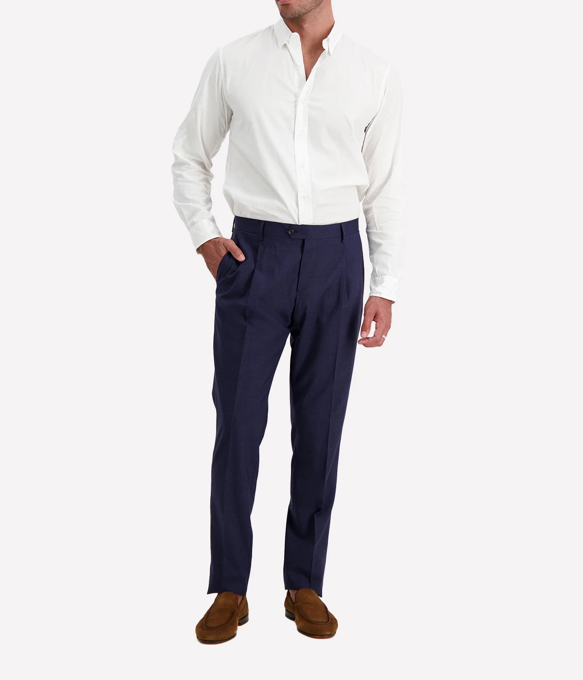 100% relaxed yet tailored trousers by Lardini with a single pleat and button fly closure.