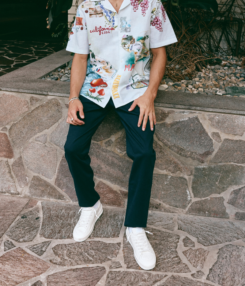 White Golden Goose Stardan sneakers in 100% cowhide leather, featuring a retro 90s basketball-inspired design. Minimalist all-white finish for a versatile, everyday look. Made in Italy.