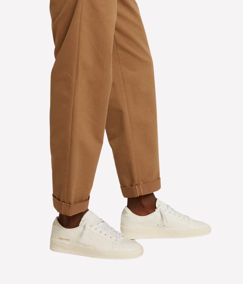 White Golden Goose Stardan sneakers in 100% cowhide leather, featuring a retro 90s basketball-inspired design. Minimalist all-white finish for a versatile, everyday look. Made in Italy.