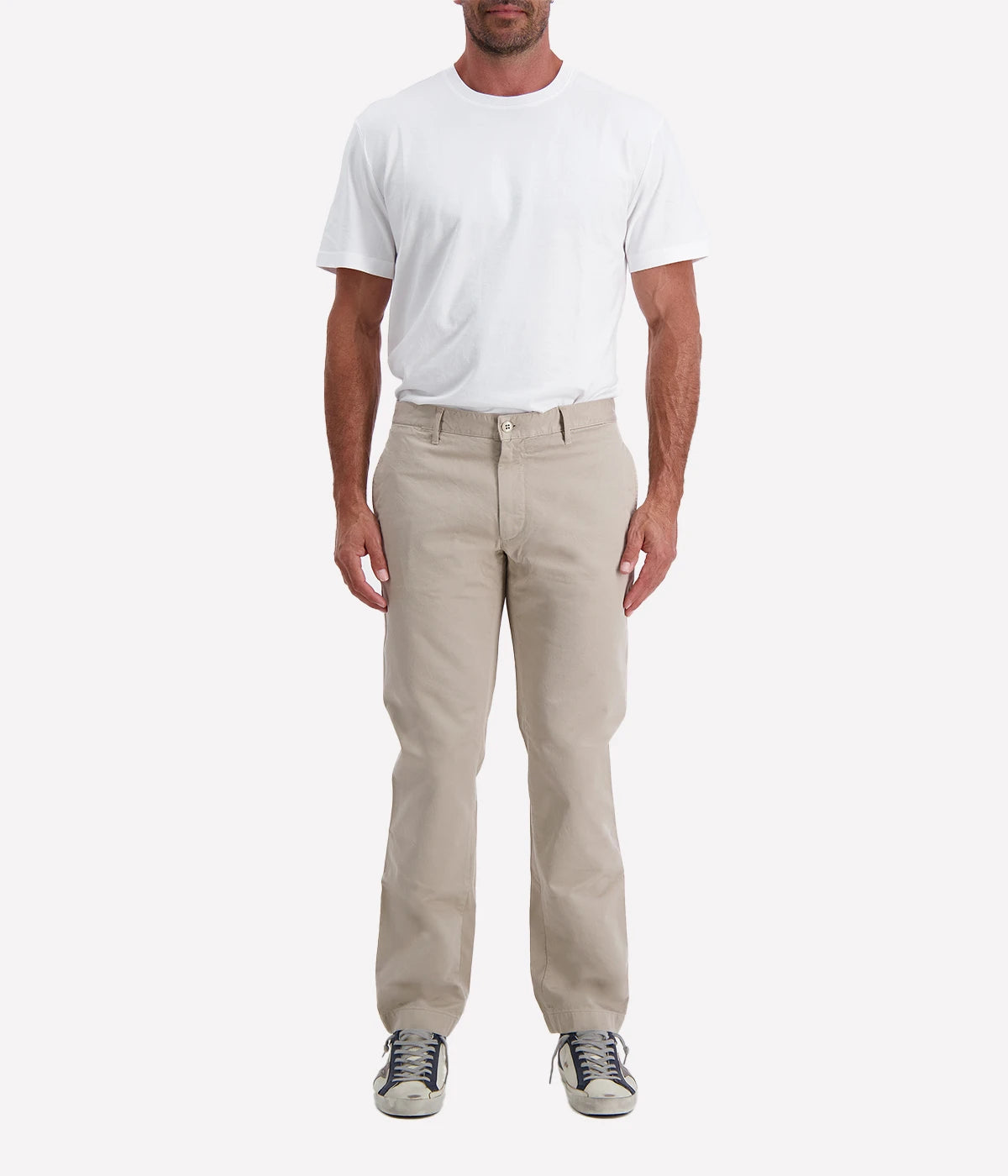 Hartford 100% cotton chinos with a straight-leg fit and classic pocket detailing.