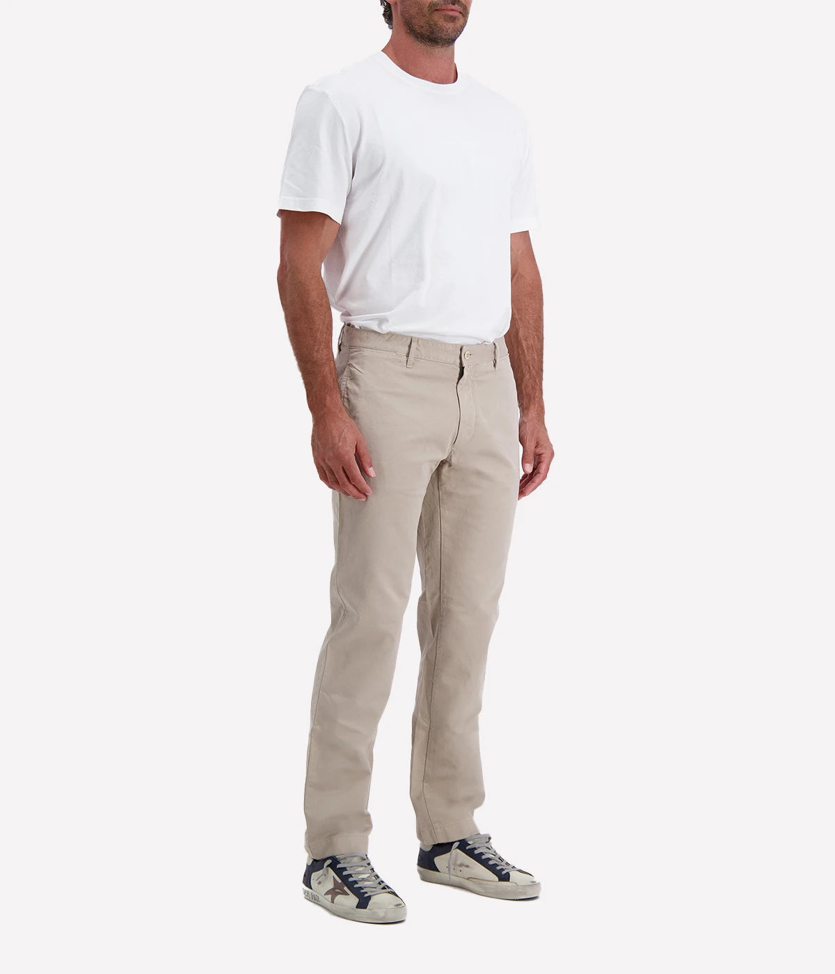 Hartford 100% cotton chinos with a straight-leg fit and classic pocket detailing.