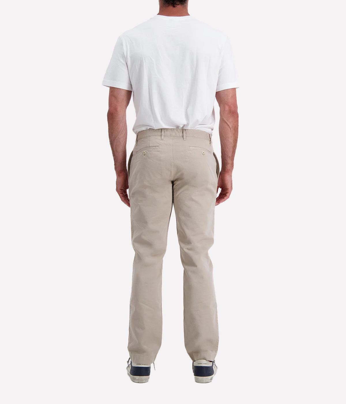 Hartford 100% cotton chinos with a straight-leg fit and classic pocket detailing.