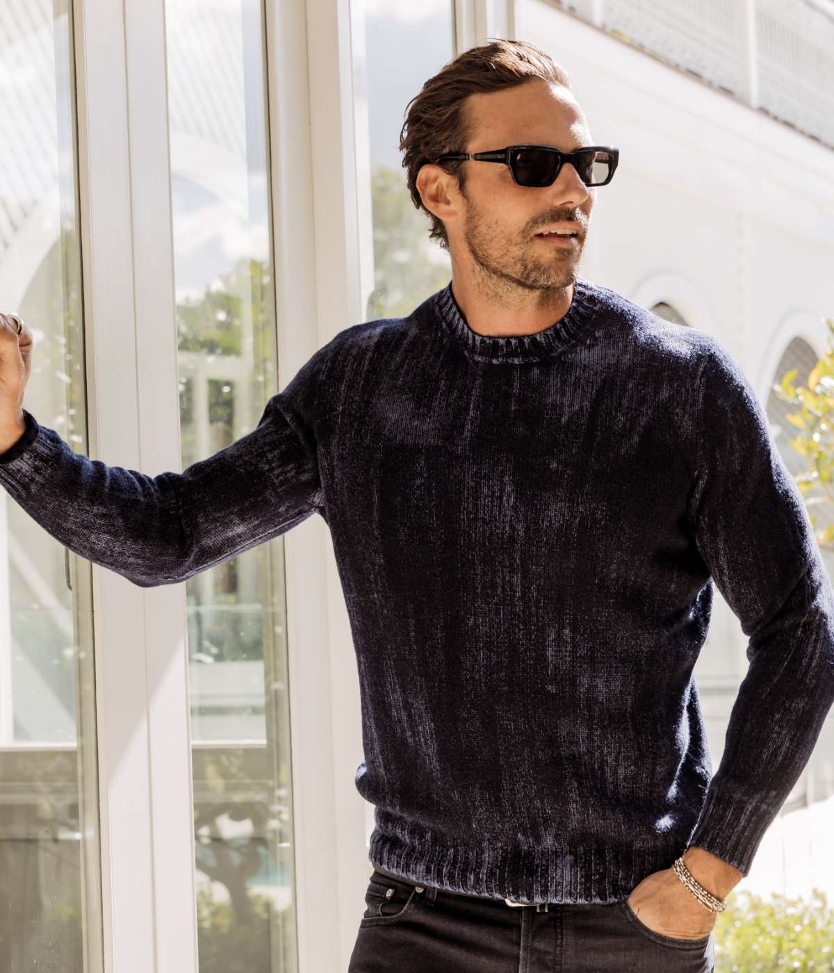 Tonal Effect Cashmere Off Gauge Round Neck Pullover in Blue Navy