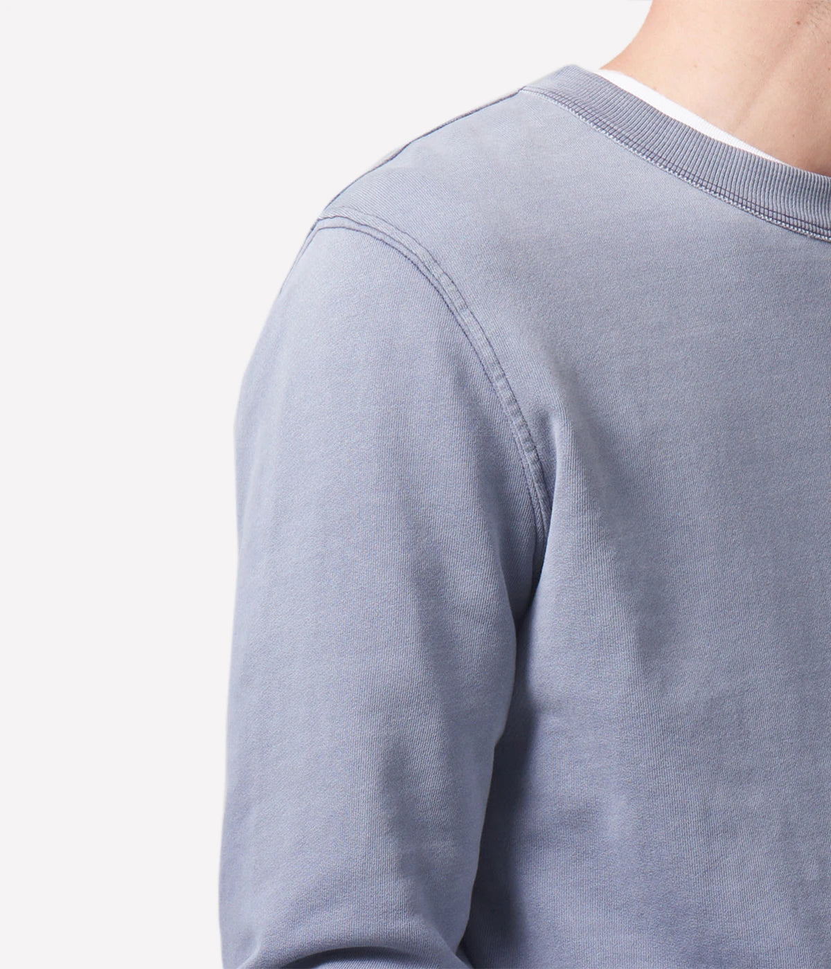 Vintage crewneck in 100% organic cotton, featuring a standard slim fit and indigo sueded fleece, softening over time, with detailed measurements for perfect layering.