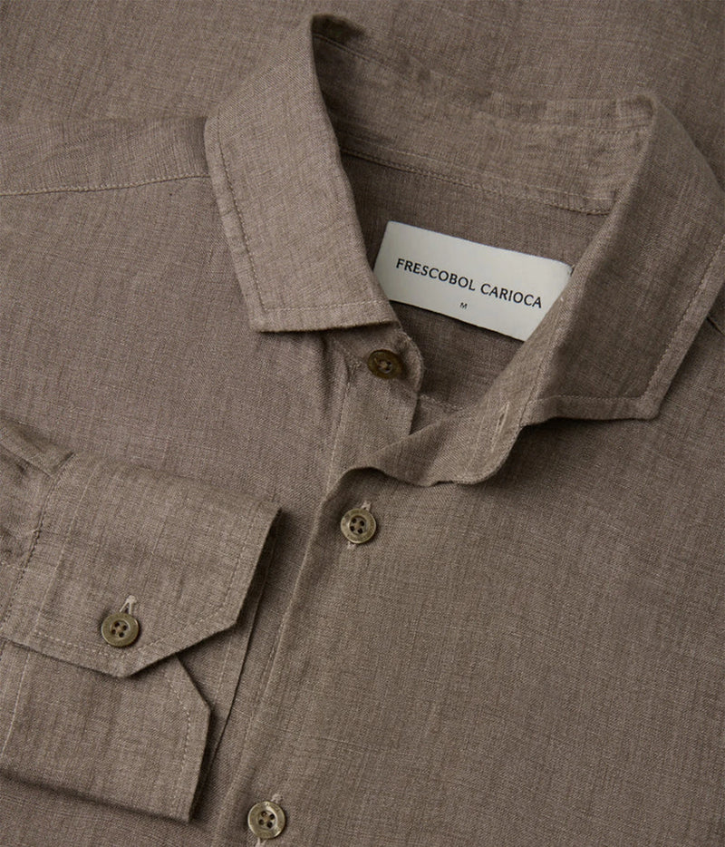 Close-up of a Frescobol Carioca Antonio Linen Long Sleeve Shirt in Dark Mink, showing the collar with a white label that reads 'FRESCOBOL CARIOCA', a buttoned chest pocket, and matching buttons.