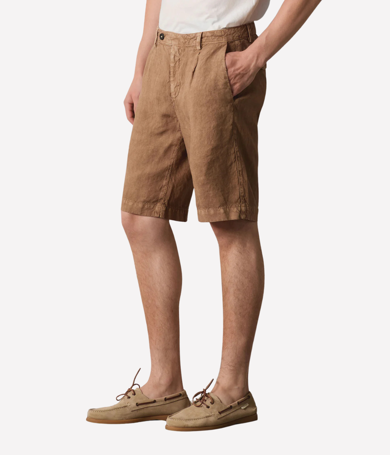 Lower-body front view of model wearing Massimo Alba Alaccia Short in Clay with hands in pockets