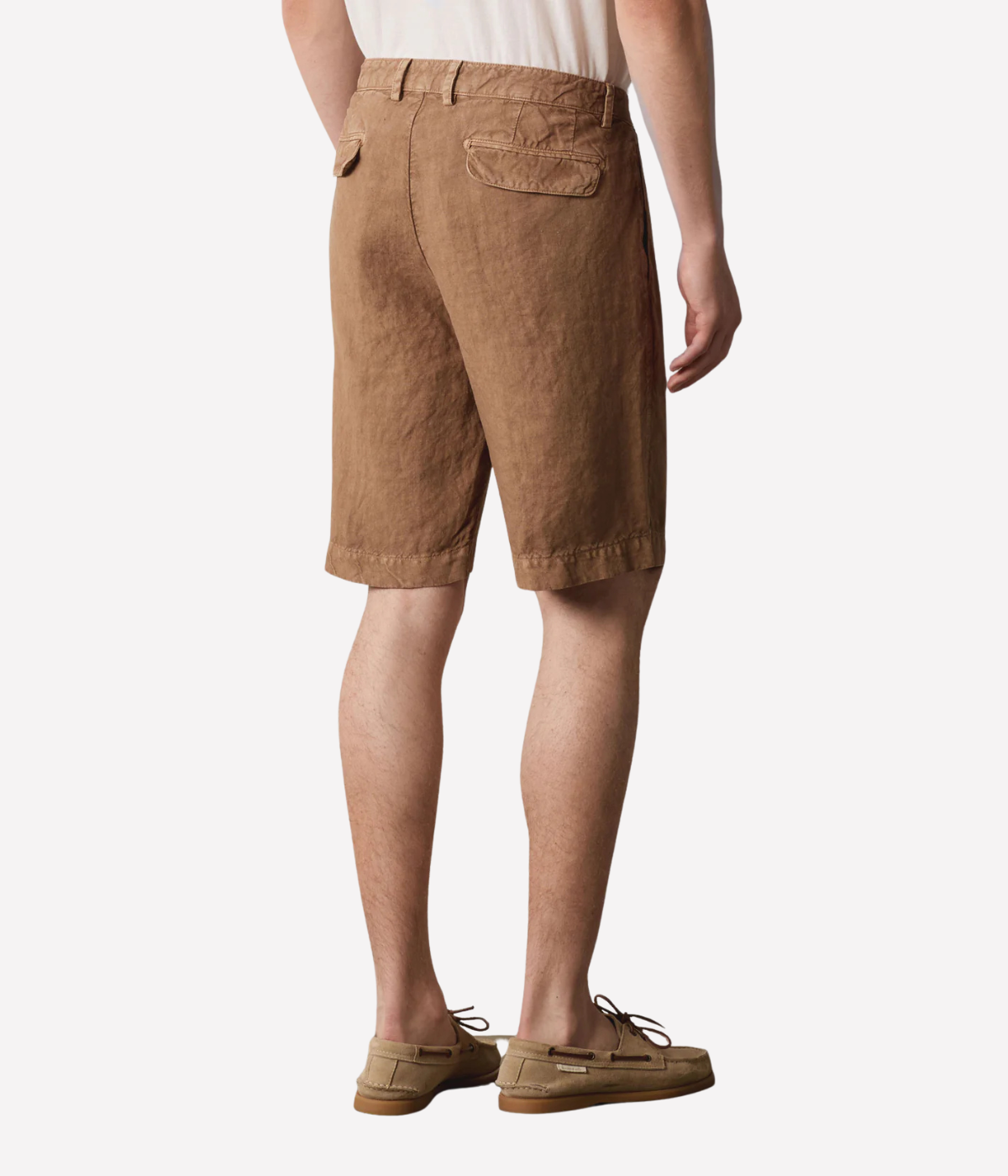 Lower-body back view of model wearing Massimo Alba Alaccia Short in Clay with hands in pockets