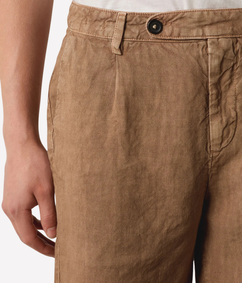Close-up of waistband and concealed zip closure on Massimo Alba Alaccia Short in Clay