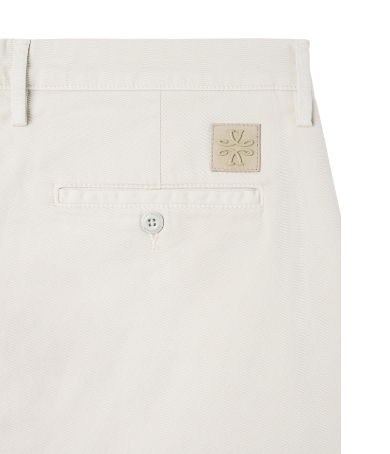 Jacob Cohen Pantalone Slim Fit Bobby in Off White close up view on suede logo patch