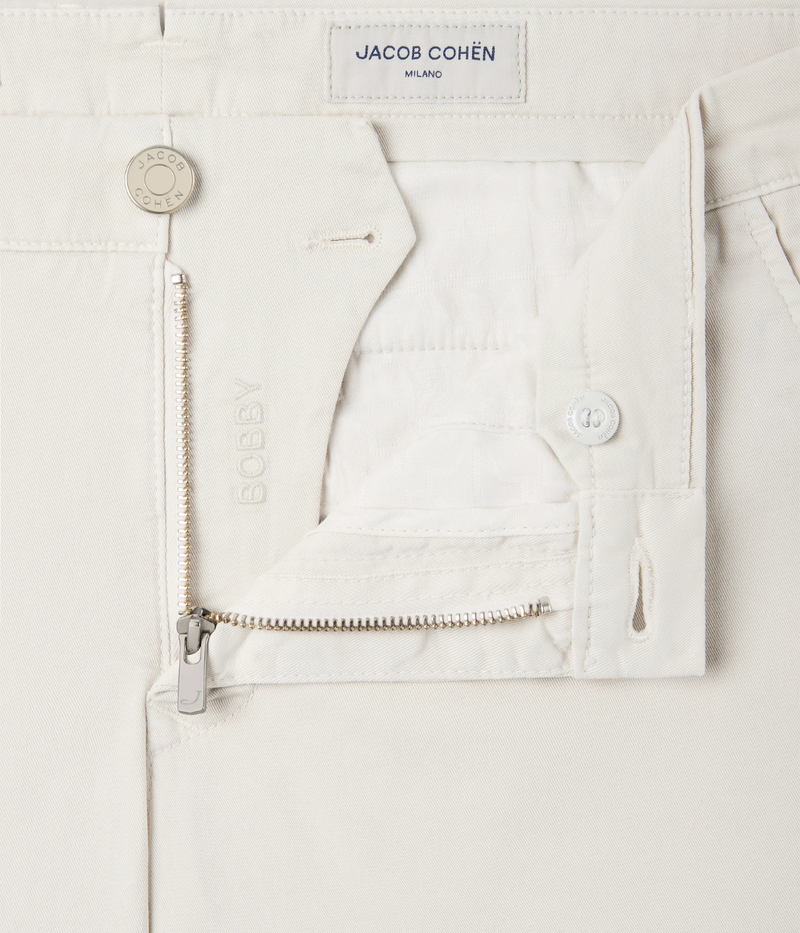 Jacob Cohen Pantalone Slim Fit Bobby in Off White close-up view of fly detail featuring embroidered Bobby style name