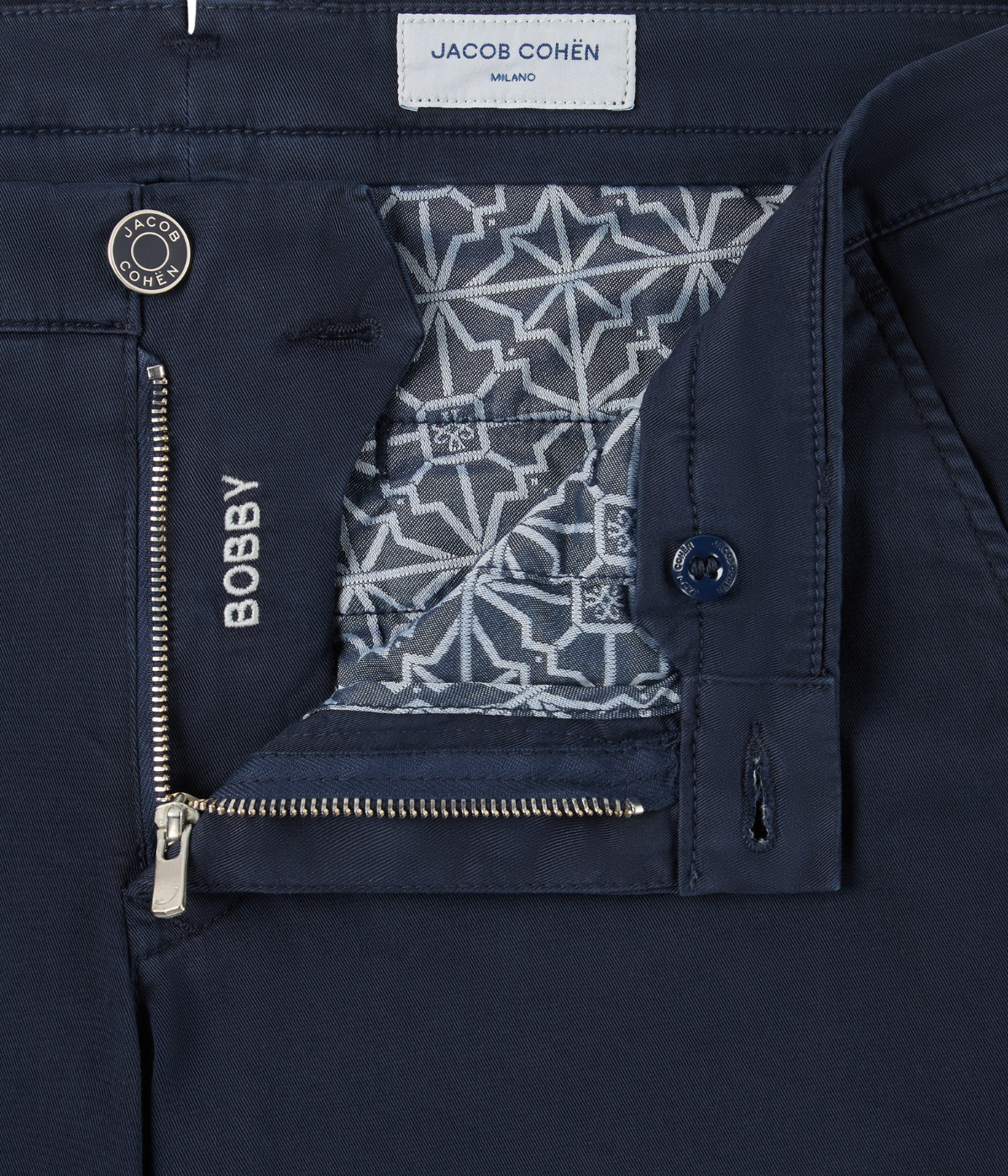 Jacob Cohen Pantalone Slim Fit Bobby in Navy Blue close-up view of fly detail featuring embroidered Bobby style name
