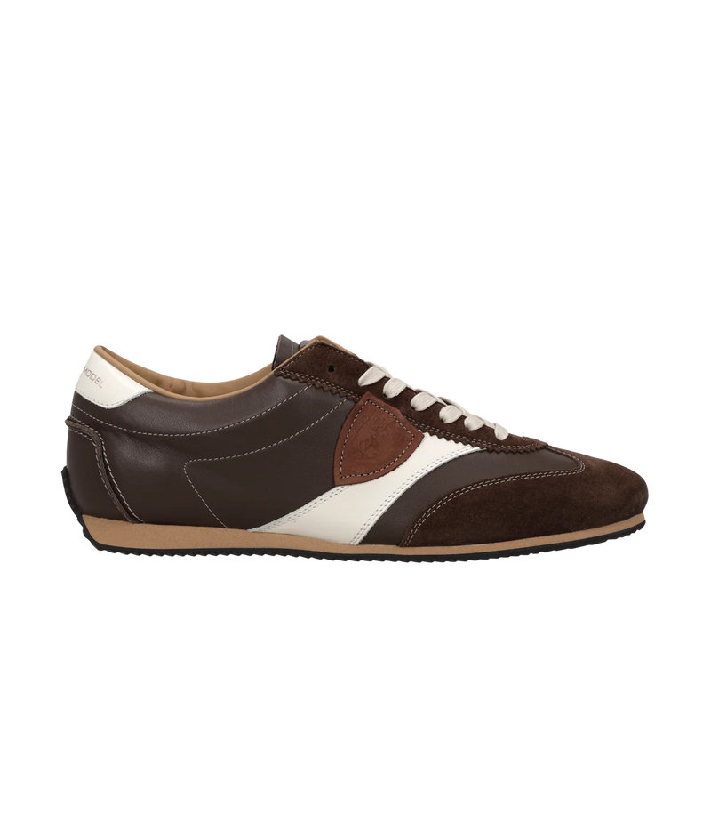 Philippe Model Planche Low Man in Veau Daim Marron side view featuring leather upper, suede inserts and embossed shield