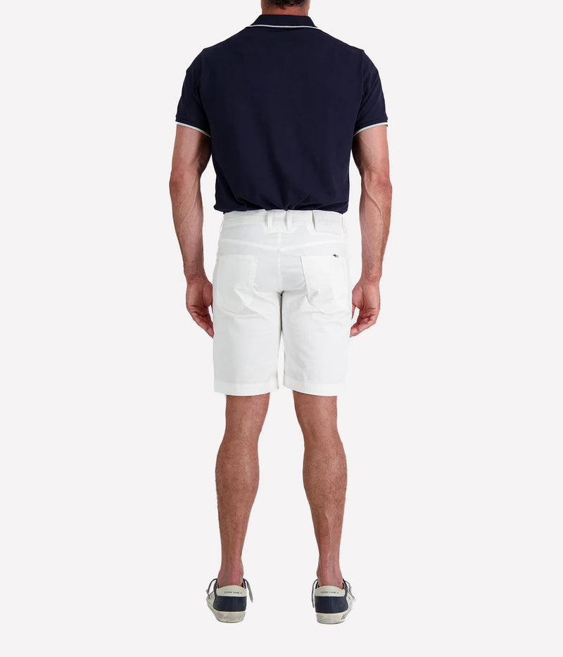 Jacob Cohen Nicolas Bermuda Shorts in a slim fit with a low waist, featuring a classic 5-pocket design. Made from a premium cotton blend with stretch for comfort. Made in Italy.