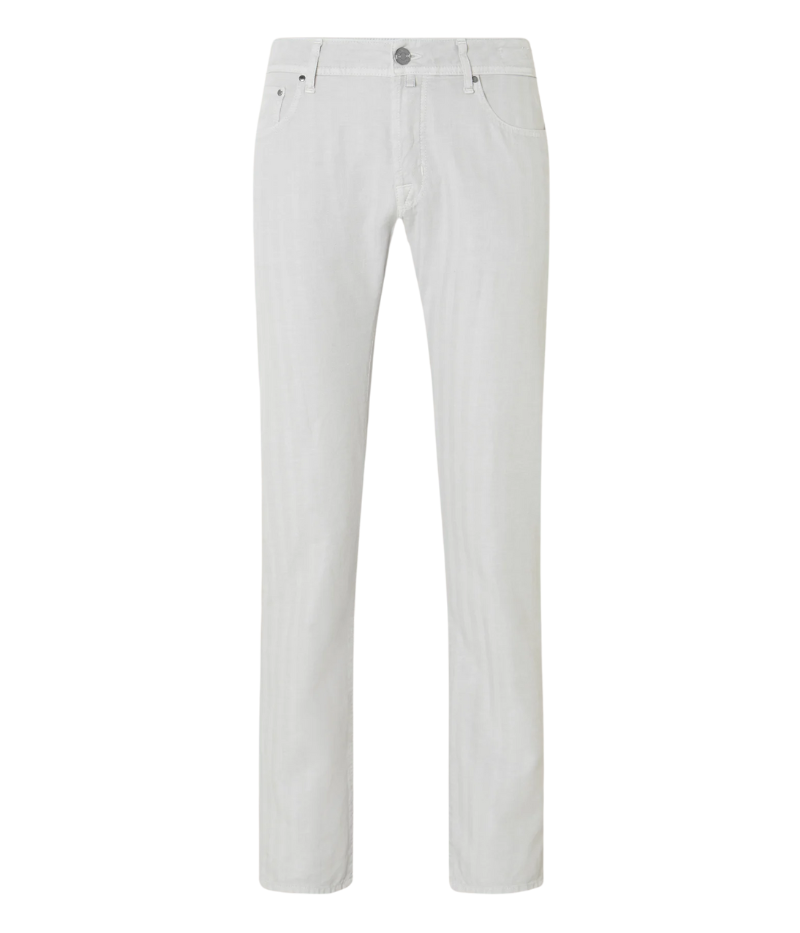 Jacob Cohën Bard pearl grey trousers with 5-pocket design, herringbone cotton-linen fabric, dark grey nubuck logo patch, and ruthenium-tone button.