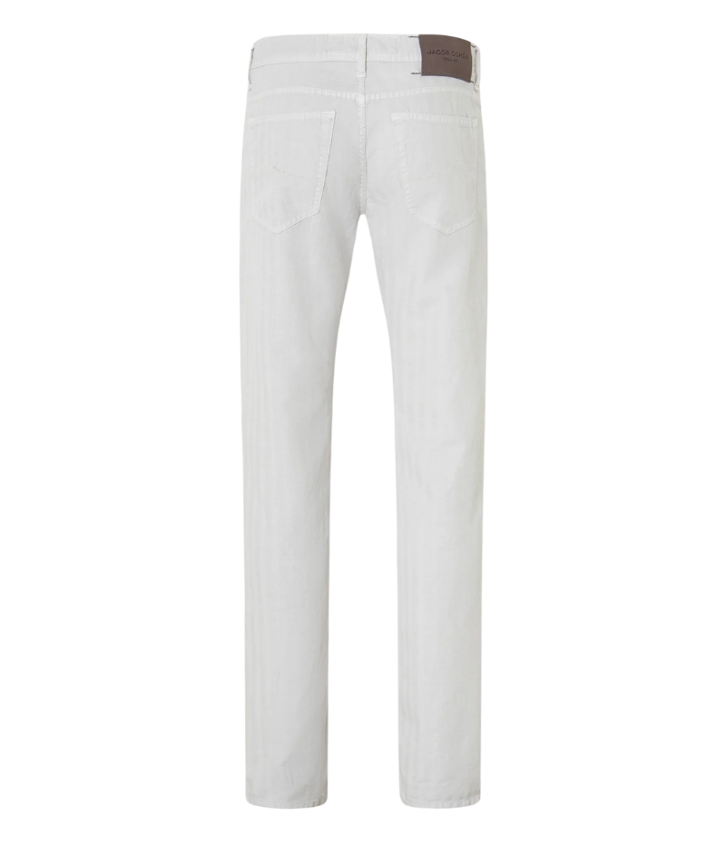 Jacob Cohën Bard pearl grey trousers with 5-pocket design, herringbone cotton-linen fabric, dark grey nubuck logo patch, and ruthenium-tone button.