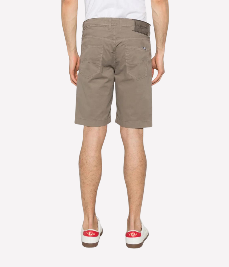 Jacob Cohën Nicolas Bermuda Shorts in elephant grey, featuring a slim fit, low-rise waist, and classic 5-pocket design – made in Italy from stretch cotton blend.