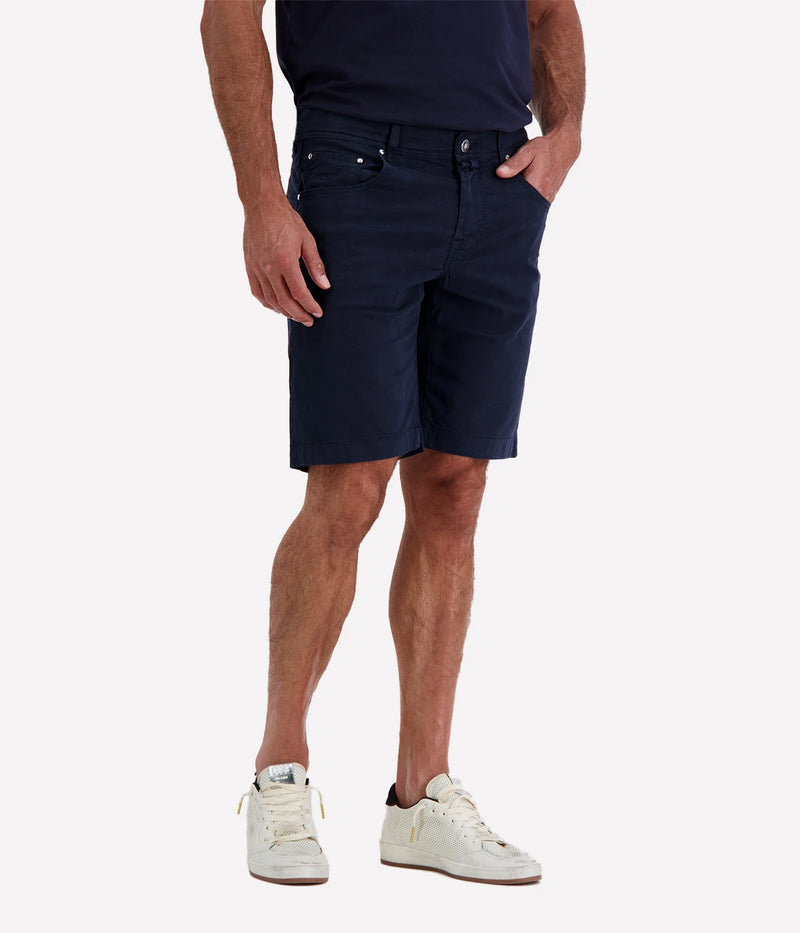 Jacob Cohen Nicolas Bermuda Shorts in a slim fit with a low waist, featuring a classic 5-pocket design. Made from a premium cotton blend with stretch for comfort. Made in Italy.