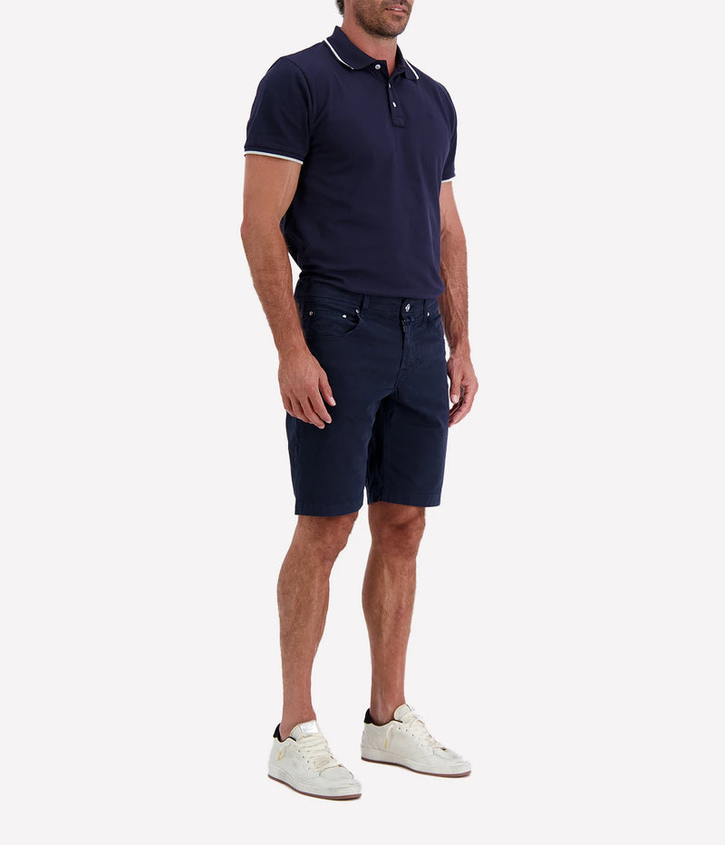Jacob Cohen Nicolas Bermuda Shorts in a slim fit with a low waist, featuring a classic 5-pocket design. Made from a premium cotton blend with stretch for comfort. Made in Italy.