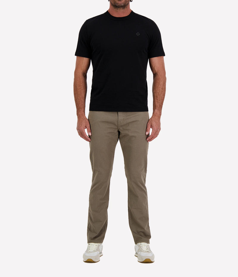 Man wearing Jacob Cohën Girocollo Costina T-Shirt in Black with khaki chinos and white sneakers, full-length front view