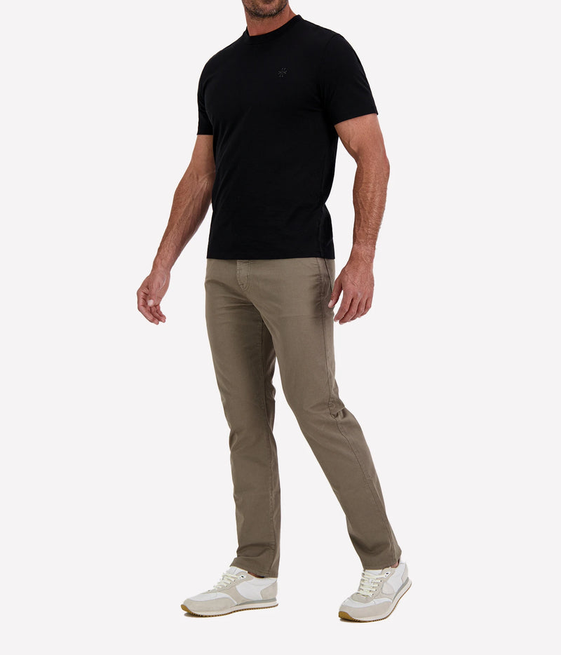 Man wearing Jacob Cohën Girocollo Costina T-Shirt in Black with khaki chinos and white sneakers, three-quarter view