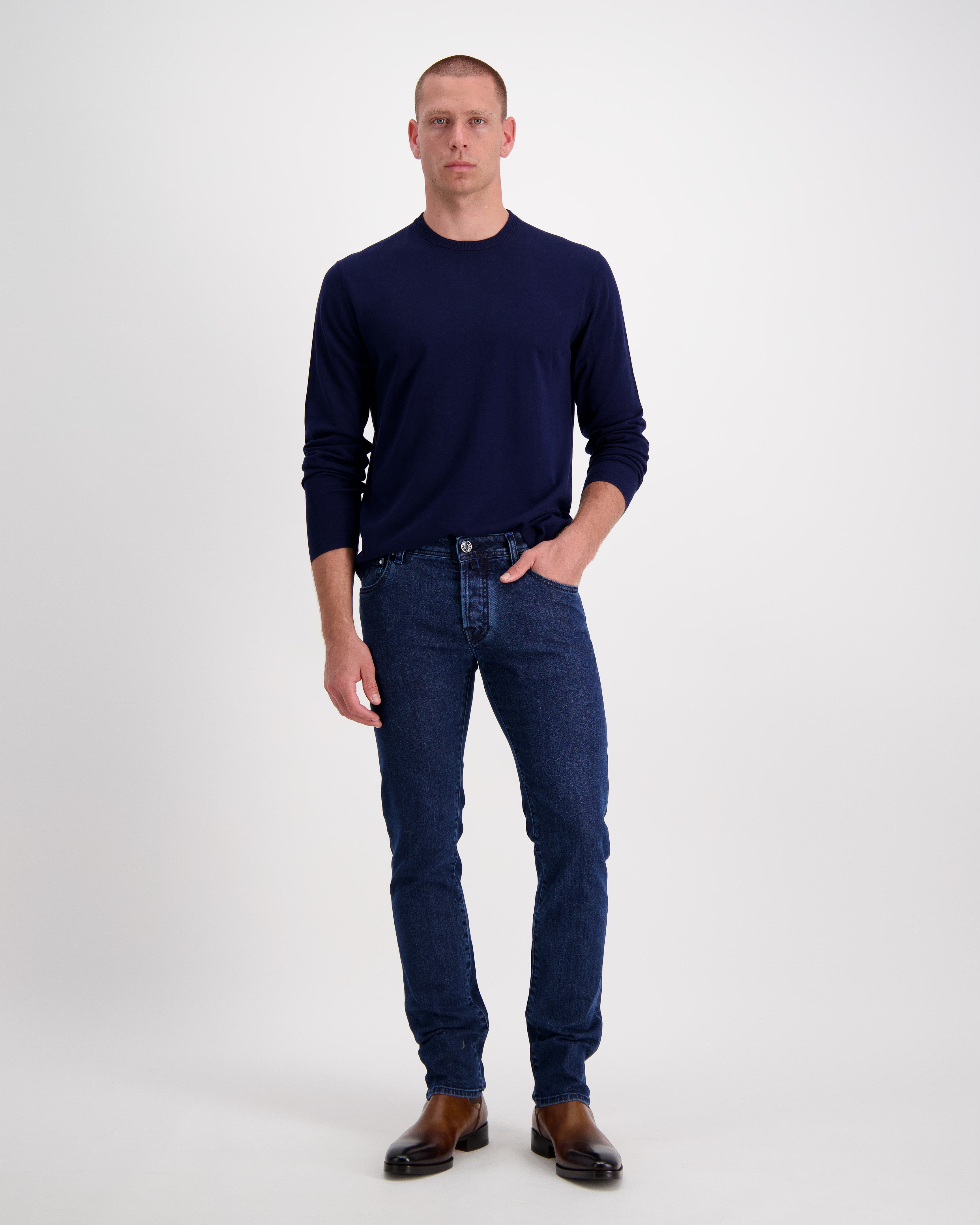 Gran Sasso long sleeve crewneck in 100% merino wool, durable and comfortable, perfect for any occasion, made in Italy