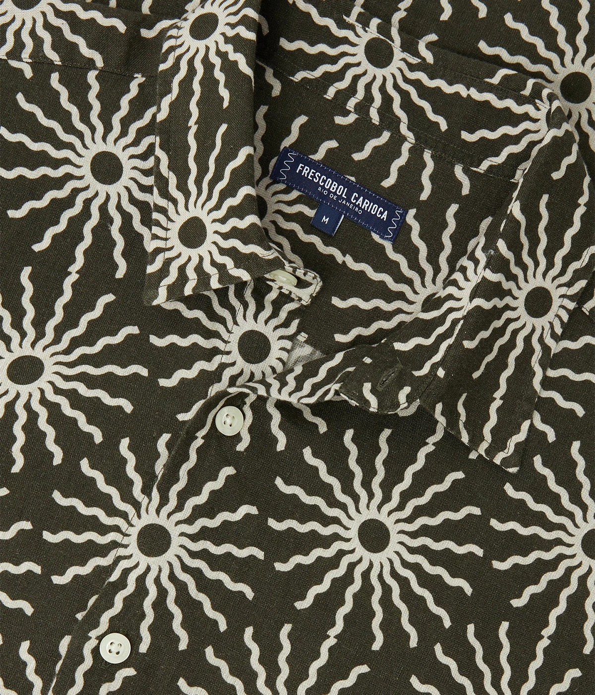 Castro short-sleeve shirt in 100% linen featuring a seasonal ‘O Sol’ print, classic collar, relaxed fit, and branded imitation mother-of-pearl buttons.