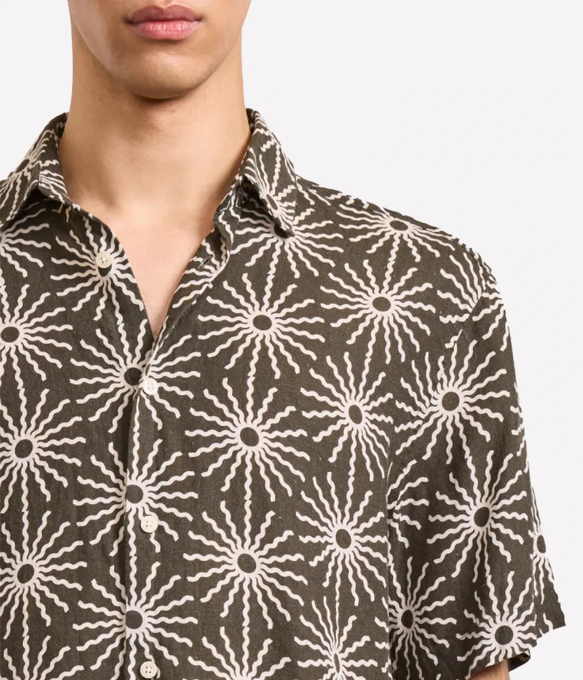 Castro short-sleeve shirt in 100% linen featuring a seasonal ‘O Sol’ print, classic collar, relaxed fit, and branded imitation mother-of-pearl buttons.