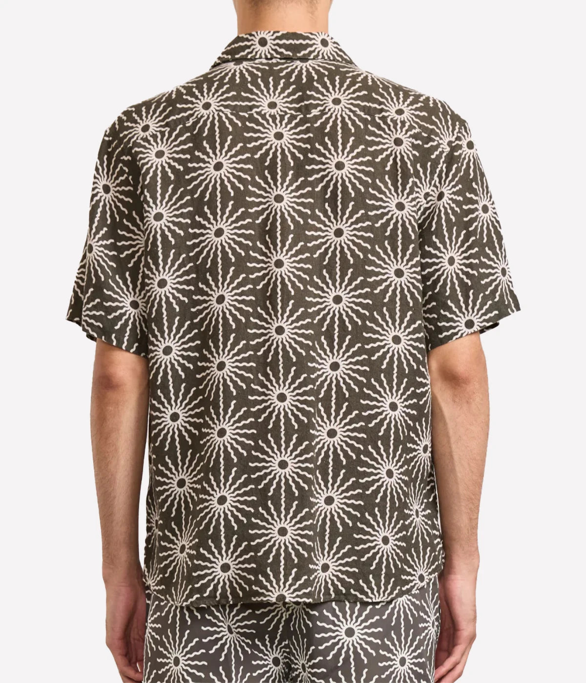 Castro short-sleeve shirt in 100% linen featuring a seasonal ‘O Sol’ print, classic collar, relaxed fit, and branded imitation mother-of-pearl buttons.