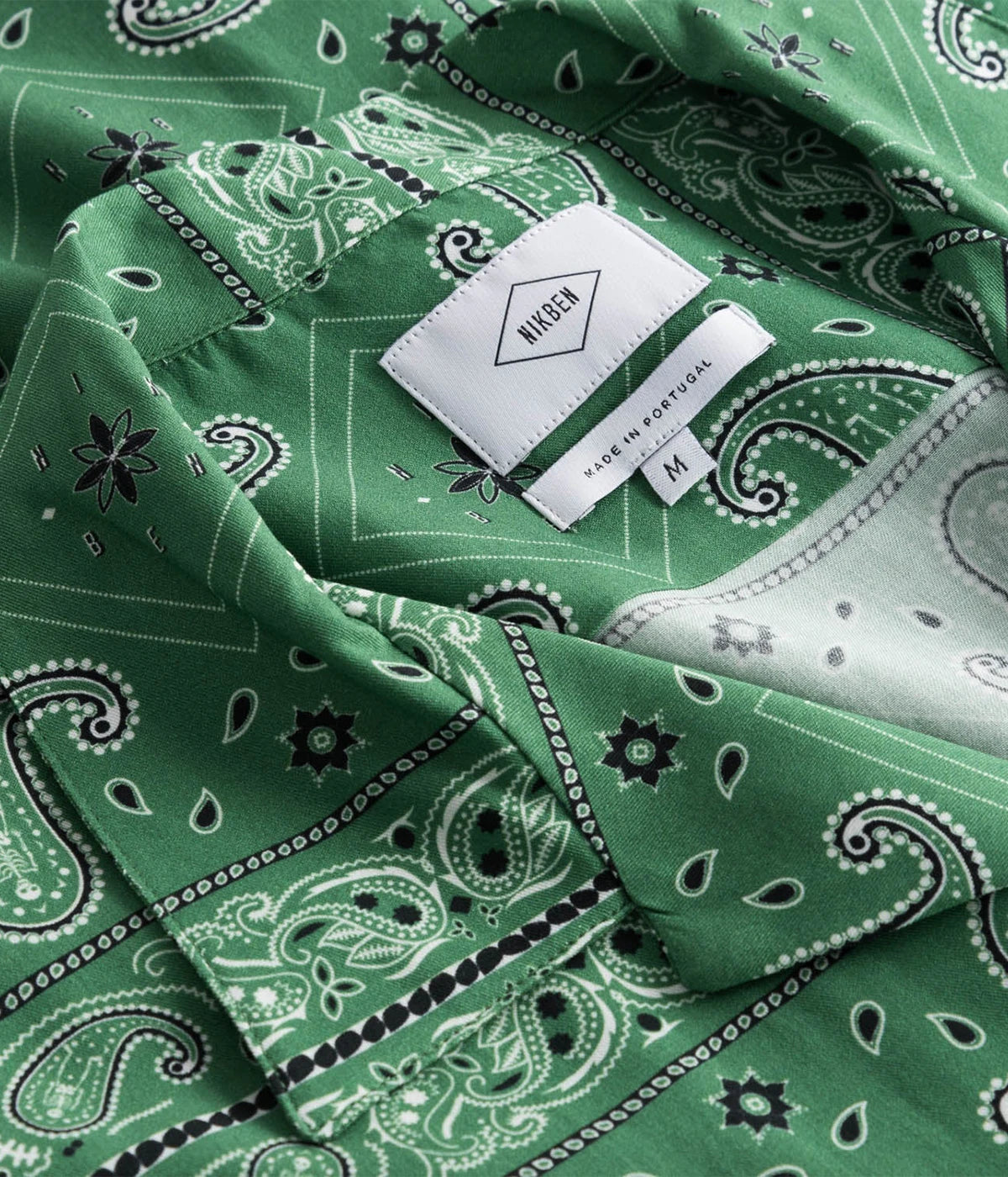 Multicoloured graphic-patterned short-sleeved vacation shirt with a button-down collar and relaxed fit, crafted from breathable Tencel material. Made in Portugal.