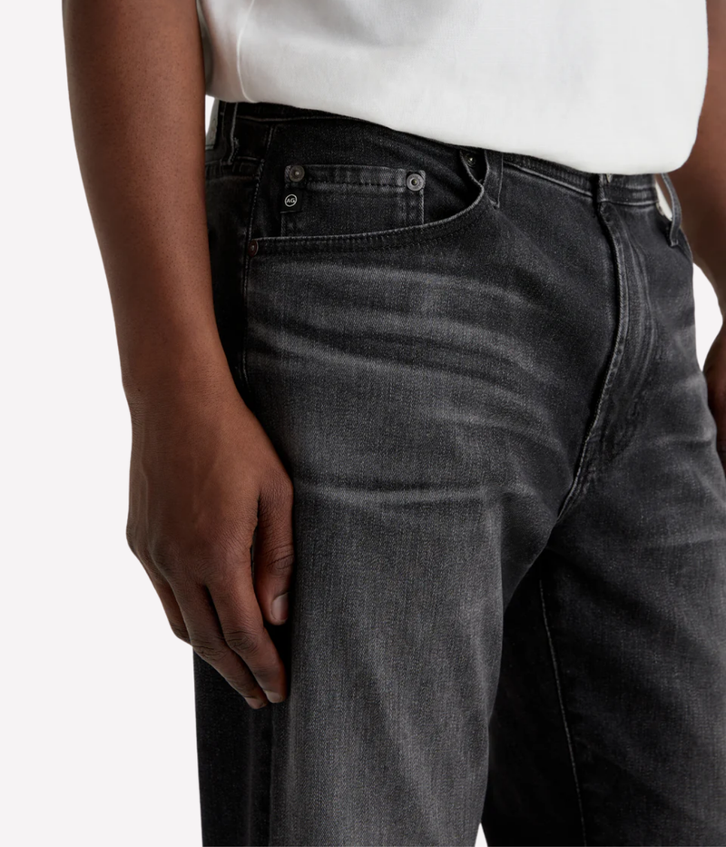 AG Everett jeans in black Cloud Soft Denim™ with a slim straight fit and tapered leg, offering a soft, structured look and everyday comfort.