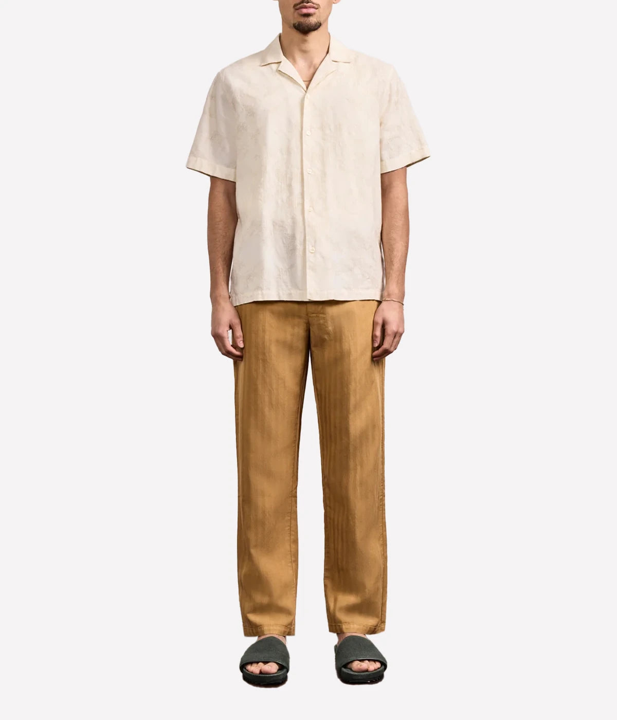 Men’s relaxed-fit short sleeve jacquard shirt with camp collar, imitation mother-of-pearl buttons, and woven pattern inspired by Brazilian rattan design.