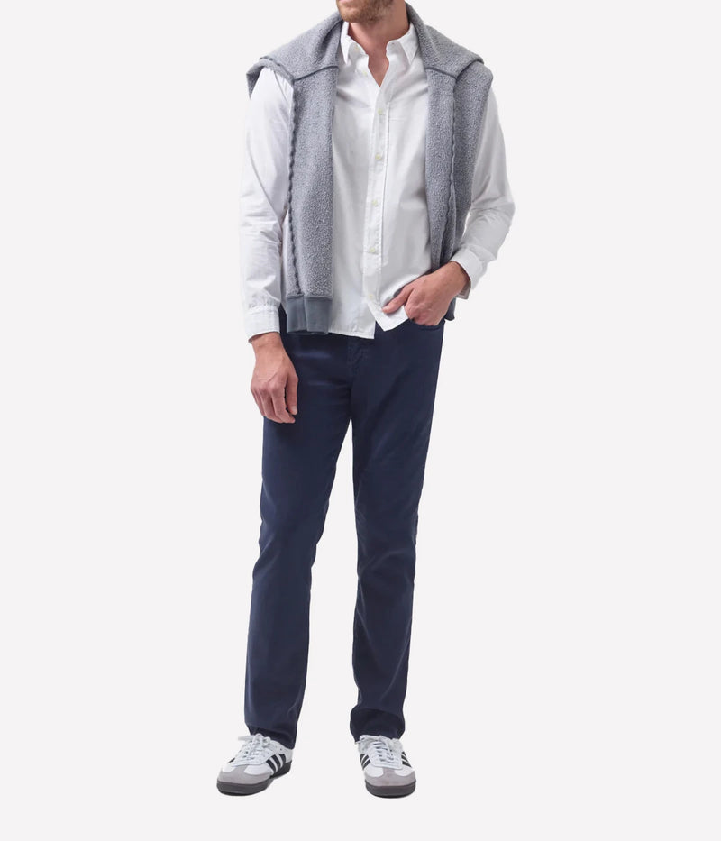 Men's slim straight linen pants, perfect for athletic builds, offering comfort and breathability with a tapered ankle.