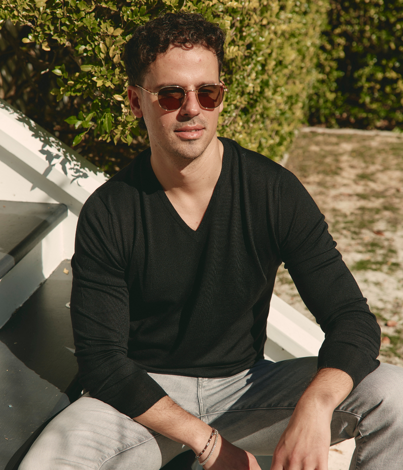 Black Gran Sasso extrafine merino wool V-neck sweater with fashion fit, made in Italy for lightweight layering and refined warmth