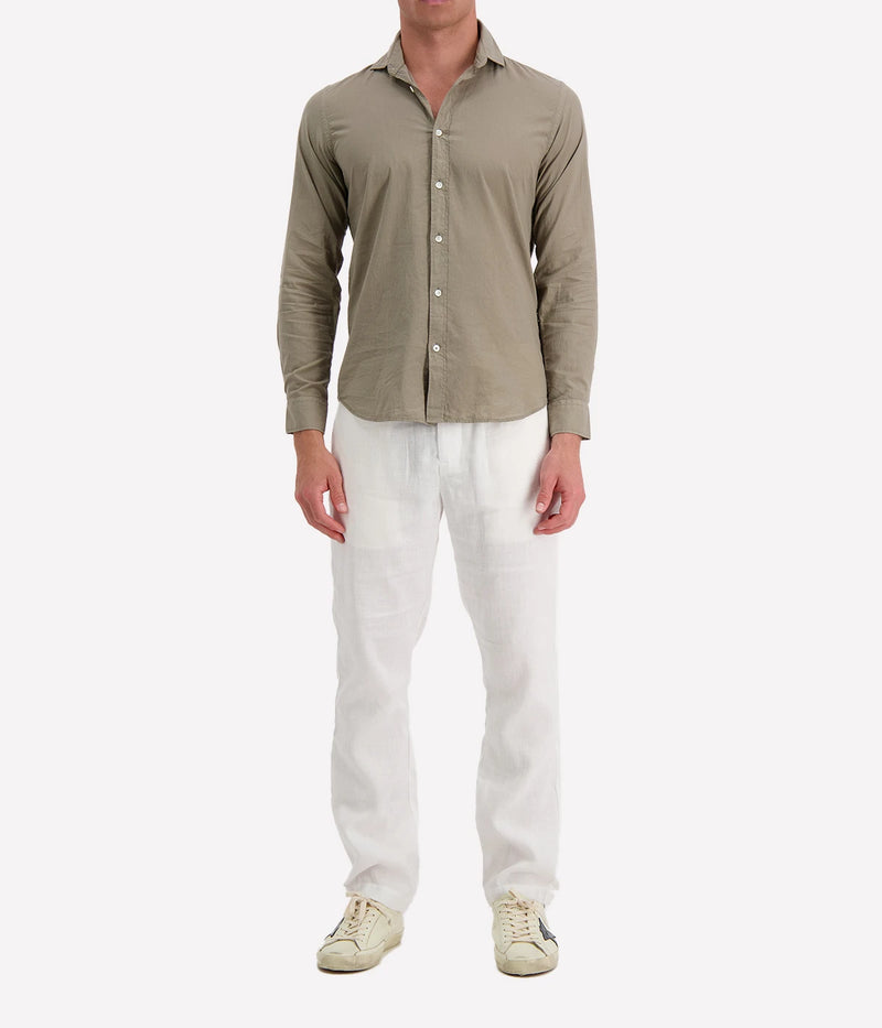 Front view of the Paul Woven Shirt by Hartford, featuring a regular fit, chest pocket, and exposed button placket. This classic men’s shirt offers a versatile and timeless design, perfect for casual or smart-casual occasions.