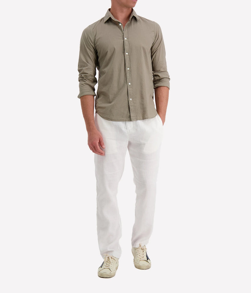 Model wearing the Paul Woven Shirt by Hartford, showcasing its regular fit, classic chest pocket, and exposed buttoning. This timeless design transitions effortlessly between casual and smart-casual outfits.