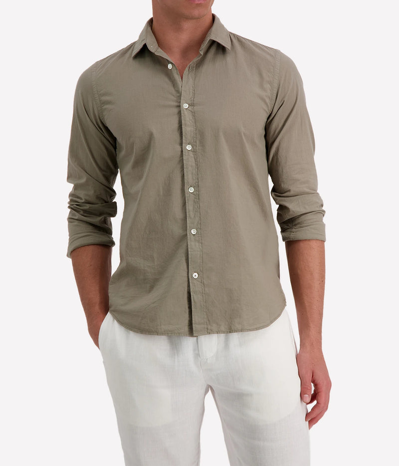 Front view of the Paul Woven Shirt by Hartford, featuring a regular fit, chest pocket, and exposed button placket. This classic men’s shirt offers a versatile and timeless design, perfect for casual or smart-casual occasions.