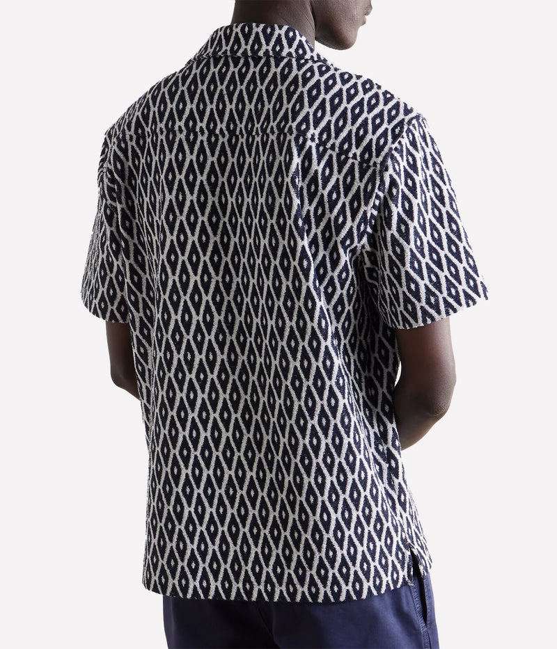 Navy short-sleeved jacquard geometric shirt in cotton towelling with Capri collar and relaxed fit – men’s beach club outfit
