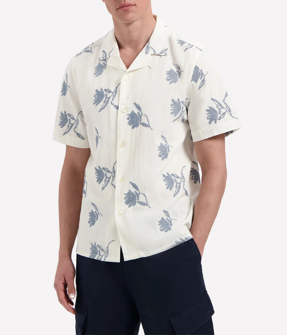 Men's short-sleeve resort shirt with a cross-stitch floral pattern in breathable BCI cotton, ideal for laid-back summer days