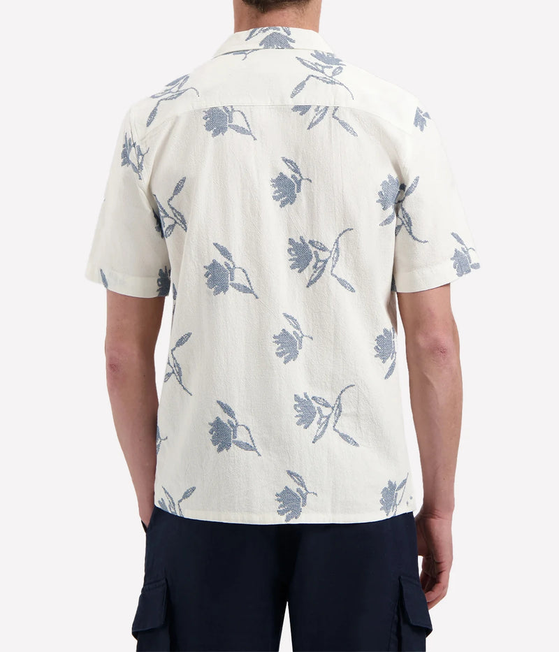 Men's short-sleeve resort shirt with a cross-stitch floral pattern in breathable BCI cotton, ideal for laid-back summer days