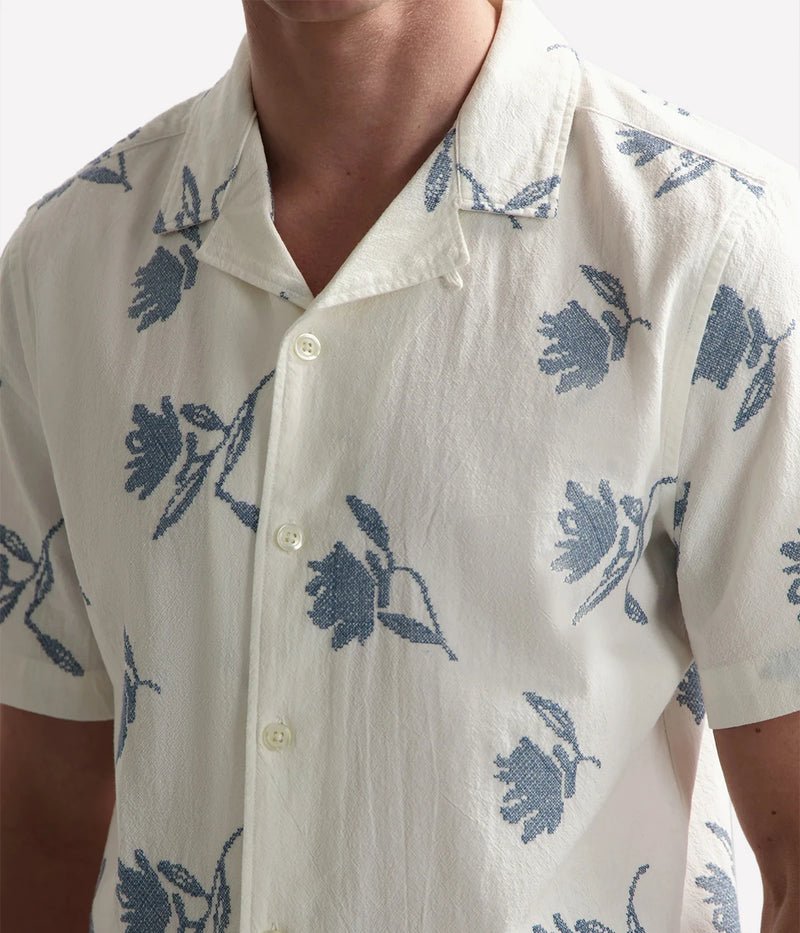 Men's short-sleeve resort shirt with a cross-stitch floral pattern in breathable BCI cotton, ideal for laid-back summer days