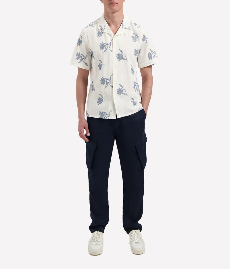 Men's short-sleeve resort shirt with a cross-stitch floral pattern in breathable BCI cotton, ideal for laid-back summer days