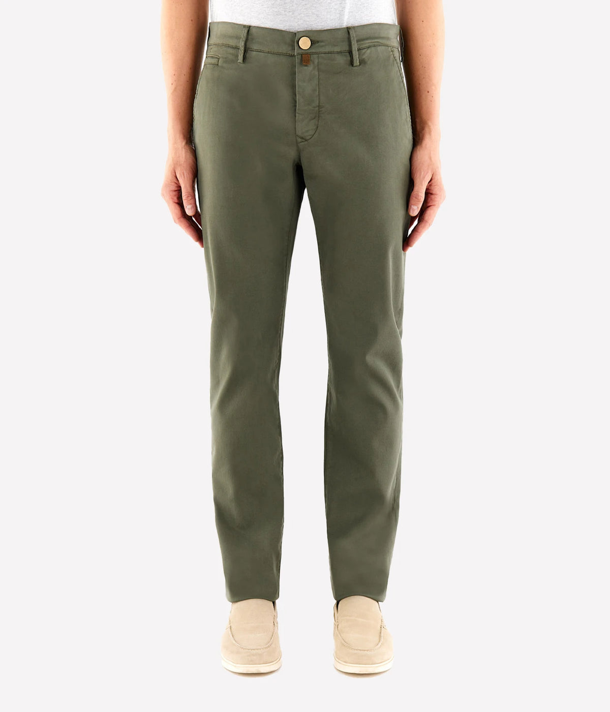 Man wearing Jacob Cohën Bobby Slim Chino Pants in Army Green with a white T-shirt and light shoes, front view