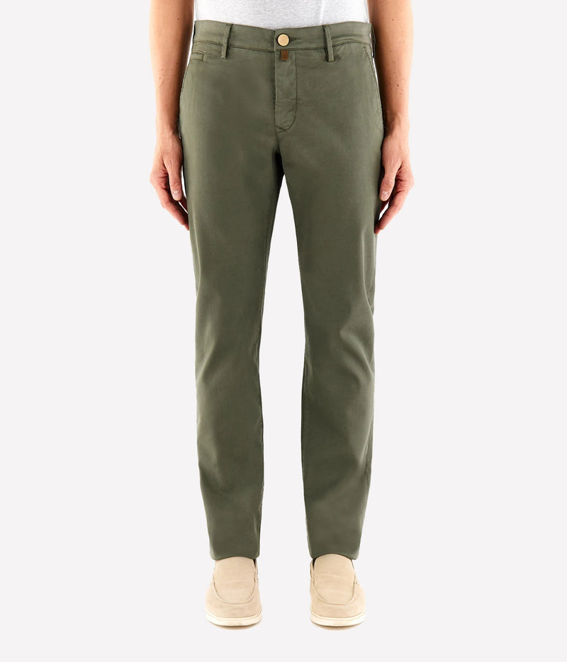 Man wearing Jacob Cohën Bobby Slim Chino Pants in Army Green with a white T-shirt and light shoes, front view