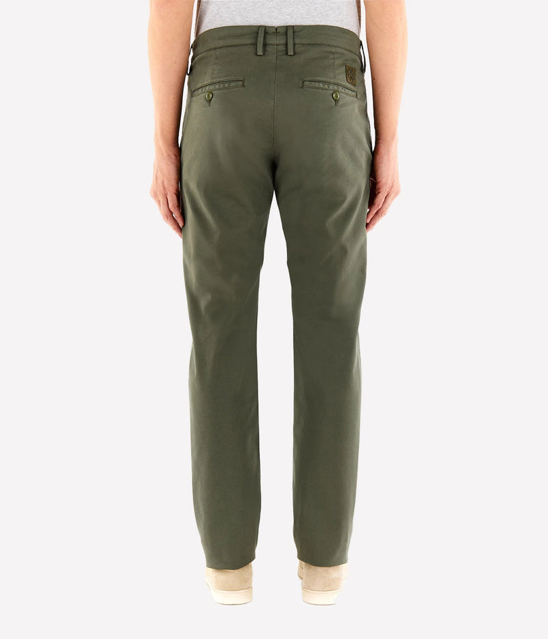 Man wearing Jacob Cohën Bobby Slim Chino Pants in Army Green, back view