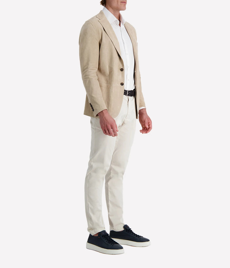 Eleventy sand leather blazer featuring a slim, tailored fit and notch lapels. Crafted from soft leather for a refined look.