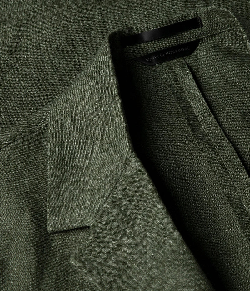 Men’s hunter green unstructured linen blazer with two-button closure, side pockets, and darted tailoring—crafted from lightweight Italian linen for summer sophistication.