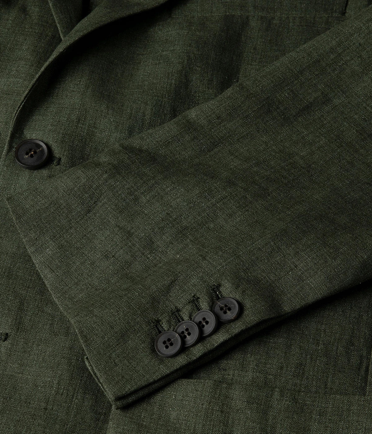 Men’s hunter green unstructured linen blazer with two-button closure, side pockets, and darted tailoring—crafted from lightweight Italian linen for summer sophistication.