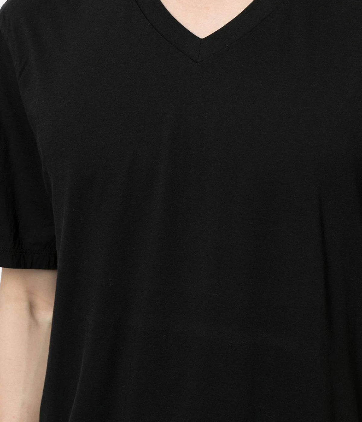 A close up shot of the inset v neck trim, short sleeves  and clean finished hem. James purse black men’s t-shirt. The t-shirt you’ll want to wear everyday. 